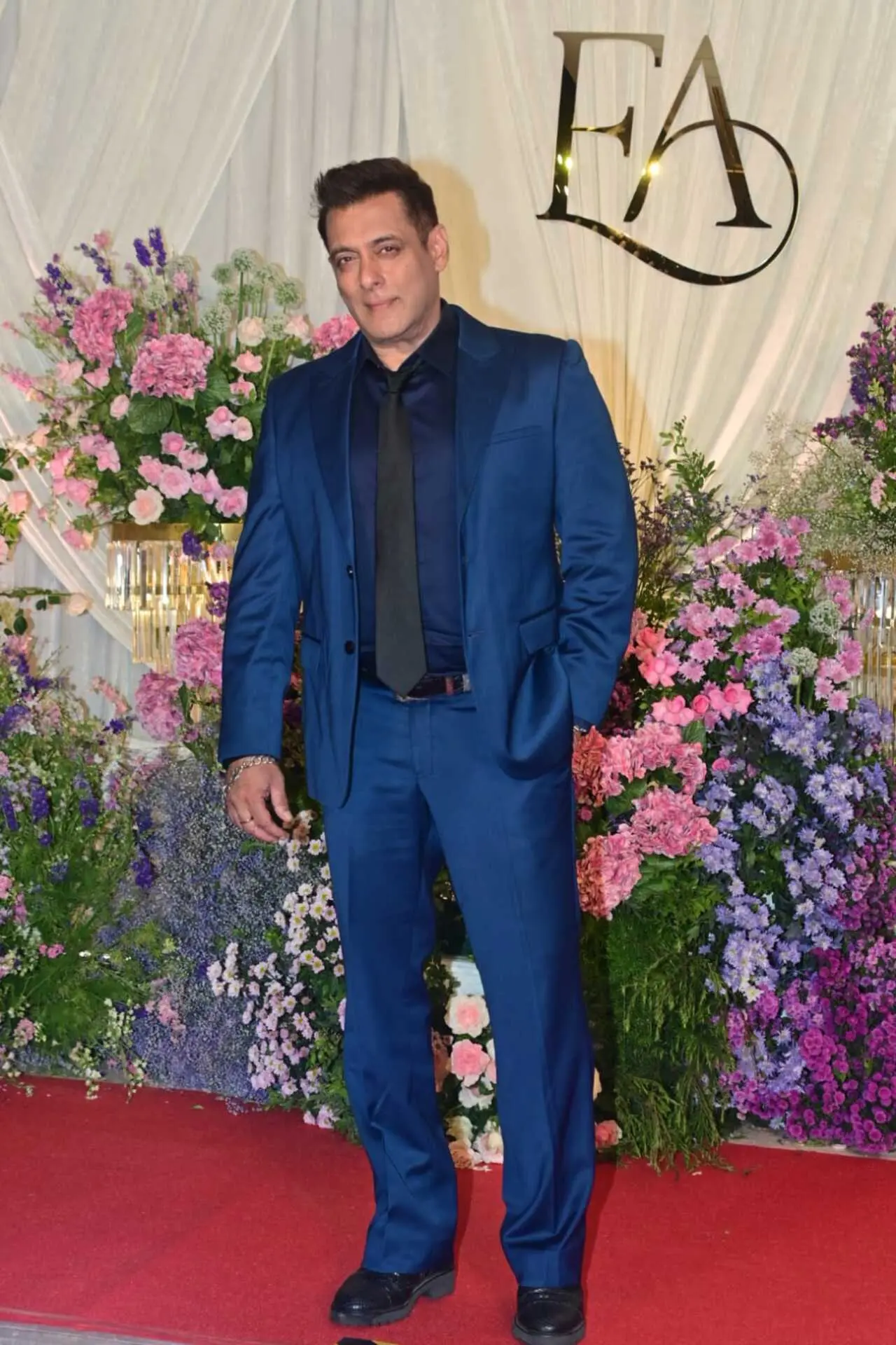 <p><span class="hover:entity-accent entity-underline inline cursor-pointer align-baseline"><span class="whitespace-normal">Salman Khan</span></span> made a stylish appearance at <span class="hover:entity-accent entity-underline inline cursor-pointer align-baseline"><span class="whitespace-normal">Sooraj Barjatya</span></span>&rsquo;s daughter&rsquo;s wedding reception in a dark blue suit set. The actor looked dapper in the classic ensemble, pairing it with black tie.</p>